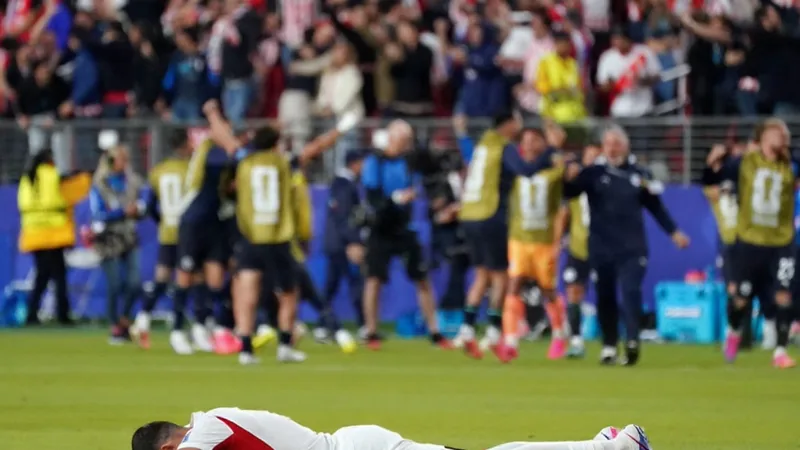 Merih Demiral, devastado tras eliminación de Turquía del Mundial 2026 Merih Demiral, defensa turco, con el rostro desencajado y lágrimas en los ojos tras la eliminación de Turquía en el Mundial 2026, con el estadio de