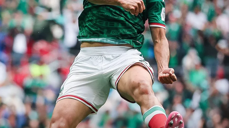 Jugadores de la selección mexicana celebrando una victoria en el campo de fútbol con banderas y aficionados al fondo — latest news and analysis.