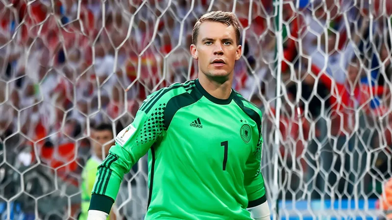 Manuel Neuer celebrando con el trofeo de la Copa Mundial de la FIFA 2014 en el estadio Maracaná de Río de Janeiro — latest news and analysis.