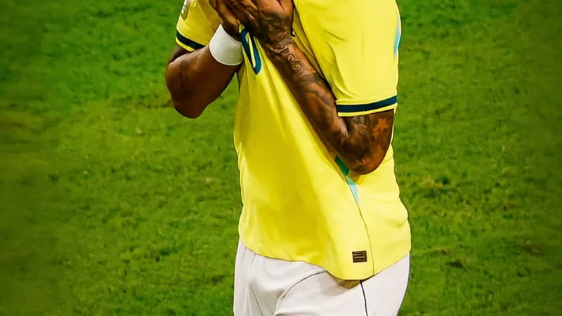 Neymar Jr con la camiseta de Brasil, emocionado y con lágrimas en los ojos, en el vestuario del estadio después de un partido.