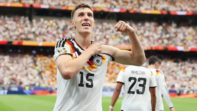 Nico Schlotterbeck: su Mundial podría terminar por lesión — Football Nico Schlotterbeck, defensa alemán del Borussia Dortmund, siendo atendido por el cuerpo médico durante un entrenamiento de la selección alemana.
