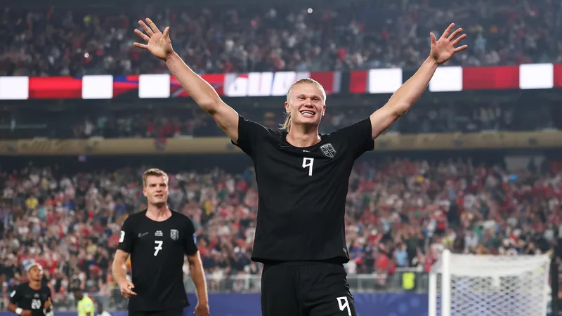 Noruega 3-2 Senegal: Haaland guía a su equipo a octavos — Football Erling Haaland celebra un gol con la camiseta de Noruega en el estadio de Nueva York/Nueva Jersey, con aficionados noruegos de fondo.