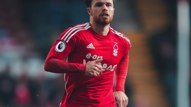 Neco Williams con la camiseta del Nottingham Forest durante un partido de la Premier League, celebrando una jugada con sus compañeros.