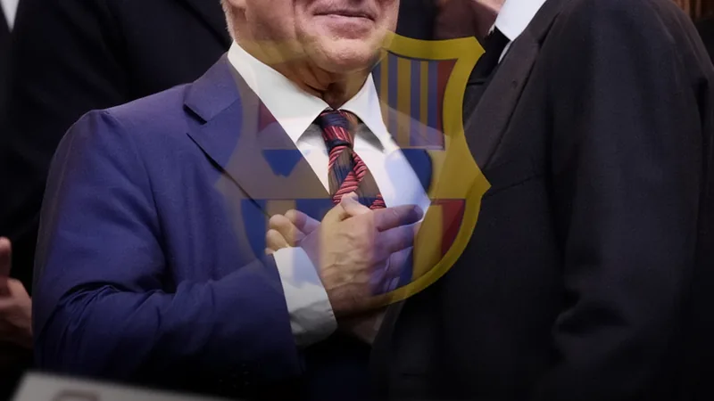 Oficial: Barcelona demanda a Florentino Pérez por calumnias Fachada del Camp Nou con el escudo del FC Barcelona y un juzgado de fondo, simbolizando la demanda contra Florentino Pérez.
