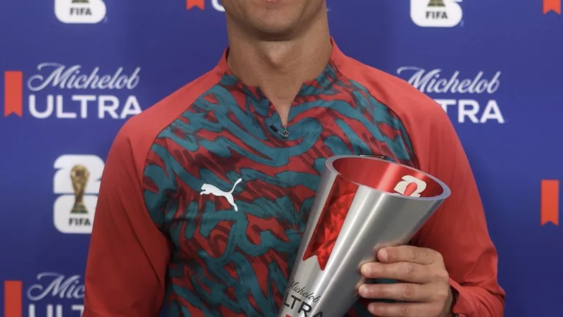 Cristiano Ronaldo recibe el premio al Mejor Jugador del Partido de la Cristiano Ronaldo celebrando con el trofeo al Mejor Jugador del Partido de la FIFA en el campo de fútbol, con el estadio de fondo y aficionados