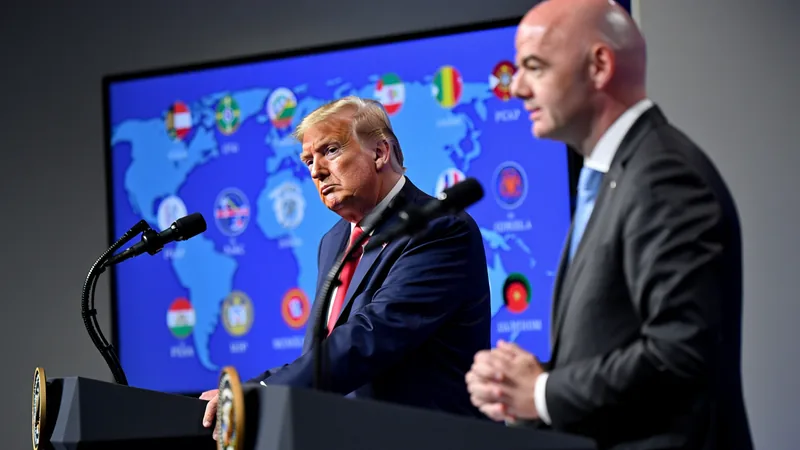 El presidente Donald Trump en el Despacho Oval con una camiseta de la selección estadounidense de fútbol, junto al presidente de la FIFA Gianni