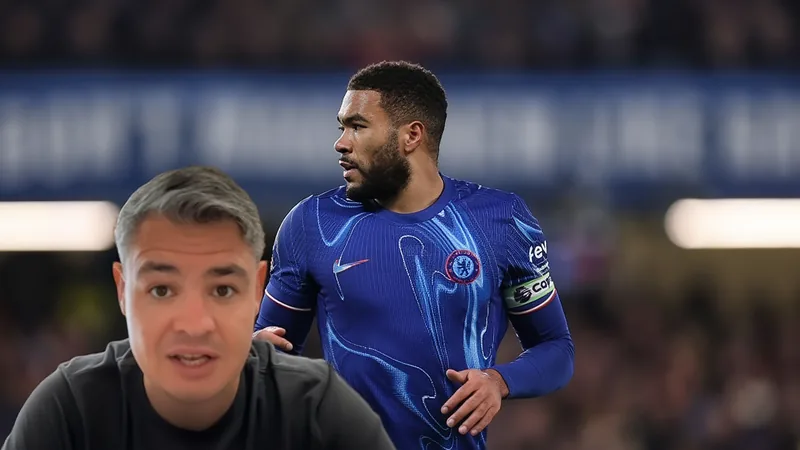 Thomas Tuchel, seleccionador de Inglaterra, observa un partido desde el banquillo con expresión seria, mientras Trent Alexander-Arnold calienta en el