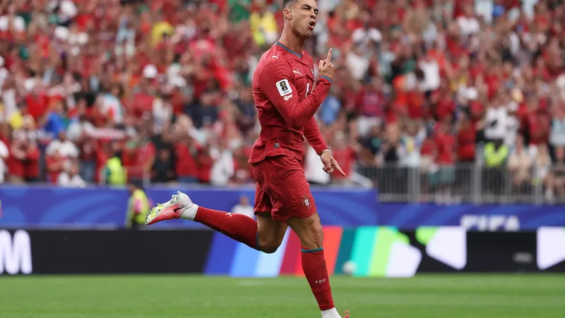 Portugal 5-0 Uzbekistán: Ronaldo hace historia con doblete — Football Cristiano Ronaldo celebrando un gol con la camiseta de Portugal en el estadio NRG de Houston, con aficionados al fondo — latest news and analysis.