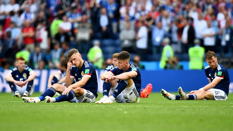 Jugadores de Escocia con el uniforme azul celebrando un gol en un estadio lleno de aficionados con banderas escocesas — latest news and analysis.