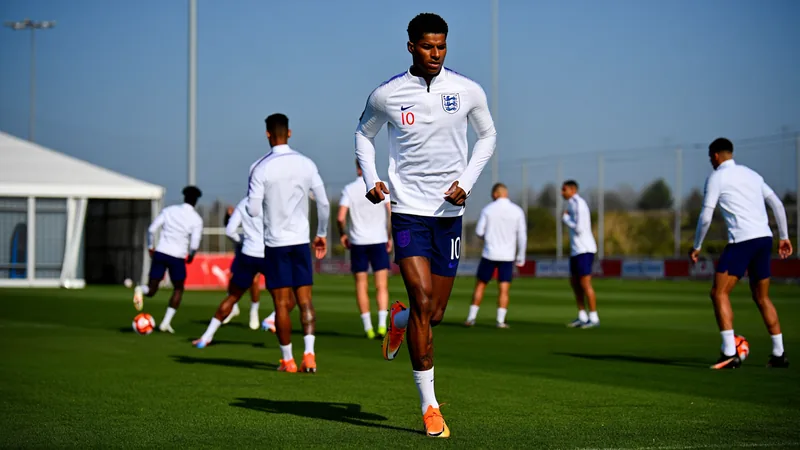 Futuro de Rashford tras el fin del plazo — Football World Cup News Marcus Rashford entrenando con la selección inglesa en Kansas City, con el calor y compañeros como Jude Bellingham al fondo.