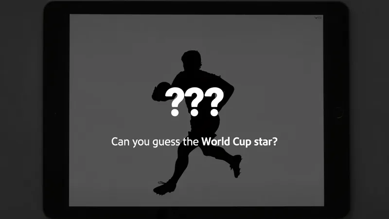 ¿Quién soy? Adivina la estrella del Mundial número 15 — Football Un futbolista famoso celebrando un gol en un estadio lleno de banderas de la Copa del Mundo, con aficionados emocionados y luces brillantes.