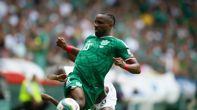 Julián Quiñones deja su huella con México en la Copa Mundial Julián Quiñones celebrando un gol con la camiseta de la selección mexicana en un estadio lleno de aficionados durante la Copa Mundial de la FIFA.