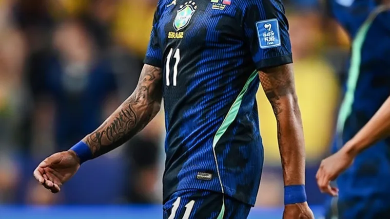Raphinha sufre lesión muscular en el muslo derecho — Football World Raphinha, jugador de la selección brasileña, tocándose el muslo derecho durante un entrenamiento, con gesto de dolor, rodeado de compañeros y