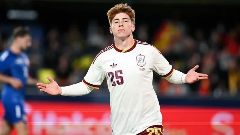 Real Madrid no activa cláusula de recompra de Víctor Muñoz; Newcastle Un jugador de fútbol con la camiseta del Newcastle United posa en el campo de entrenamiento, con el logotipo del club al fondo.