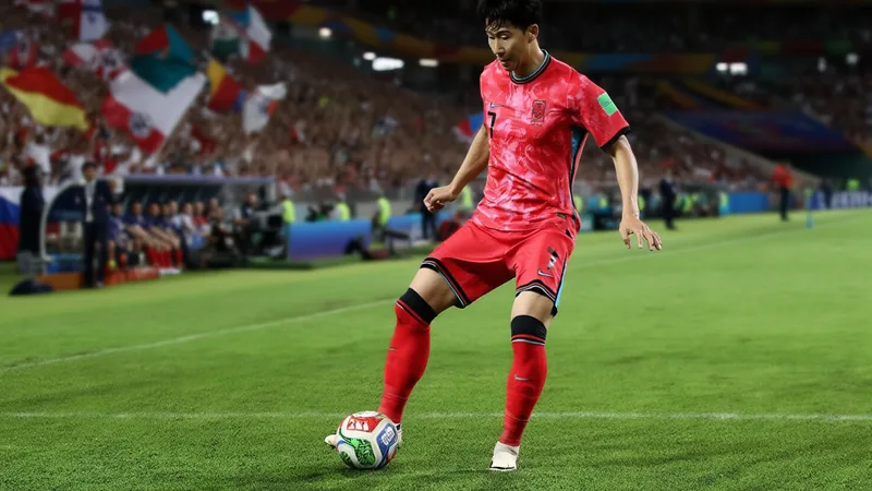 República de Corea en la Copa Mundial de la FIFA: Perfil e historia Jugadores de la selección de Corea del Sur con sus camisetas rojas celebrando un gol en un estadio lleno de aficionados con banderas coreanas.