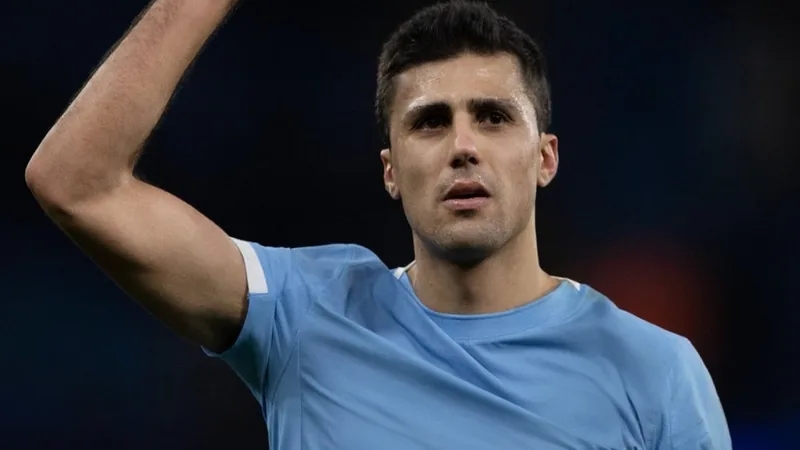 Rodri con la camiseta del Manchester City durante un partido de la Premier League, con el estadio de fondo — latest news and analysis.