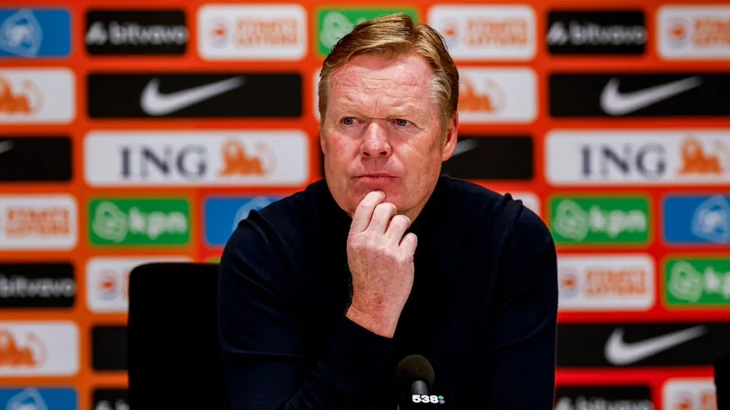 Ronald Koeman esquiva preguntas sobre su futuro tras eliminación de Ronald Koeman, entrenador de Países Bajos, con expresión seria durante una conferencia de prensa tras la eliminación del Mundial.