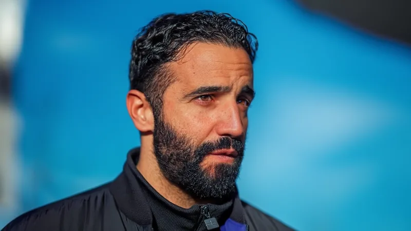 Rúben Amorim, entrenador portugués del Sporting de Lisboa, sonriendo en el banquillo durante un partido de fútbol — latest news and analysis.