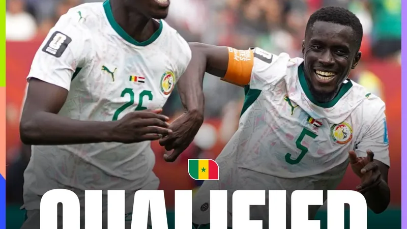 Jugadores de la selección de Senegal celebrando en el campo con banderas senegalesas y aficionados al fondo — latest news and analysis.
