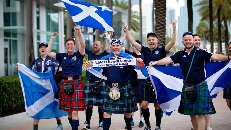 Aficionados escoceses con faldas y banderas celebrando en las calles de Miami antes del partido contra Brasil en el Hard Rock Stadium