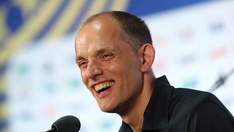Thomas Tuchel: La presión puede ser algo 'hermoso' para Inglaterra Thomas Tuchel sonriendo en una conferencia de prensa con la camiseta de Inglaterra, junto a Declan Rice, en el estadio de Boston.