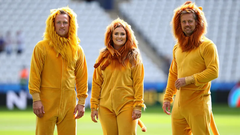 Tres aficionados leones: el furor de los disfraces mundialistas