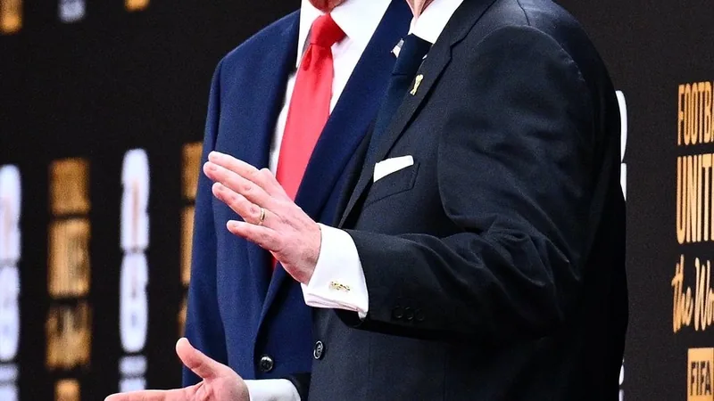 Donald Trump y Gianni Infantino sosteniendo el trofeo de la Copa del Mundo en el MetLife Stadium de Nueva Jersey, con la ciudad de Nueva York al