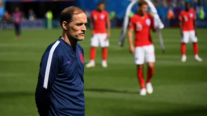 Thomas Tuchel en la banda durante un partido de Inglaterra en el Mundial, con gesto pensativo mientras observa el juego.