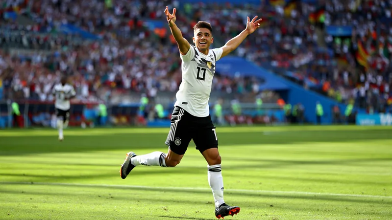 Undav anota dos veces y Alemania remonta ante Costa de Marfil Deniz Undav celebrando un gol con la camiseta de Alemania en un estadio lleno de aficionados durante un partido de la Copa del Mundo.