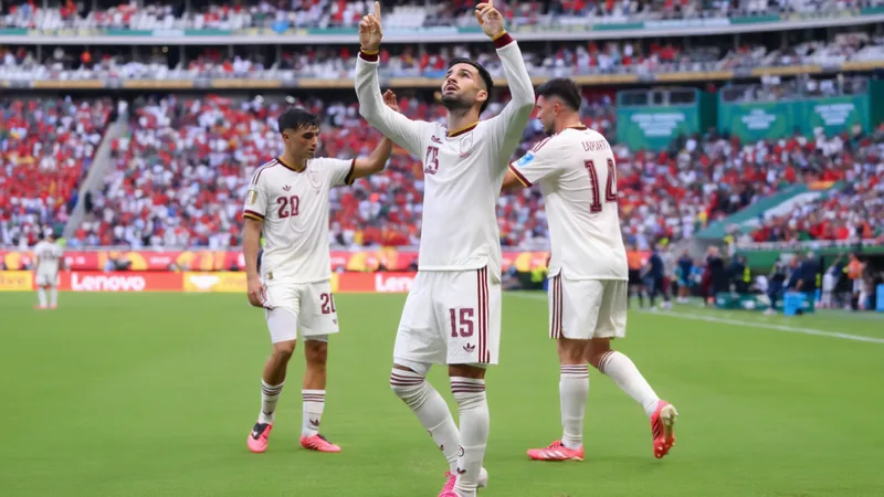 Jugadores de España celebrando el gol de Álex Baena ante Uruguay en el estadio del Mundial 2026 — latest news and analysis.