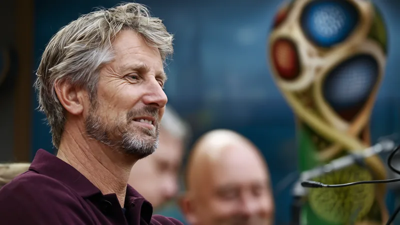 Van der Sar y Winter: recuerdos de Mundiales pasados y presentes Edwin van der Sar y Aron Winter conversan en un estudio de grabación del FIFA Podcast, con micrófonos y auriculares, sonriendo mientras recuerdan el
