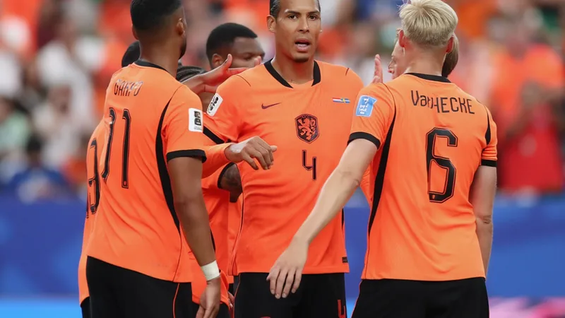 Virgil van Dijk celebrando con sus compañeros de Países Bajos en el campo del Houston Stadium tras la victoria 5-1 sobre Suecia.