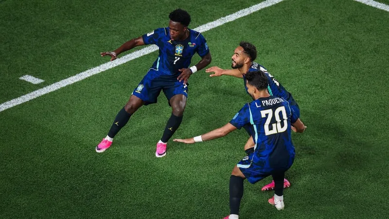 Vinicius Jr celebrando un gol con la camiseta de Brasil en un partido de la Copa del Mundo, con el estadio de fondo y aficionados animando.