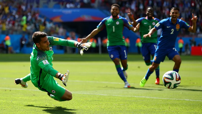 El portero Vozinha de Cabo Verde celebrando una parada ante España en un partido del Mundial, con el estadio de fondo y sus compañeros felicitándolo.