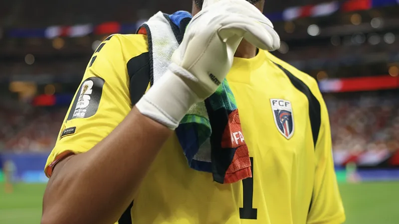 Vozinha, portero de Cabo Verde, arrodillado en el campo con lágrimas, abrazado por sus compañeros tras el partido contra España en el Mundial de