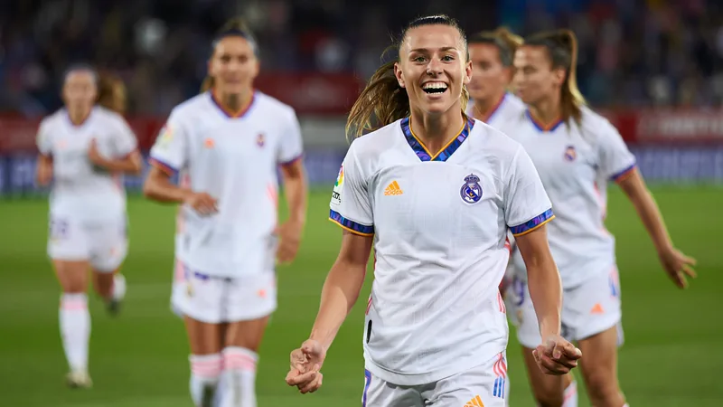 Caroline Weir lamenta no haber ganado un título al salir del Real Caroline Weir con la camiseta del Real Madrid en el estadio Alfredo Di Stéfano, saludando a la afición tras su último partido