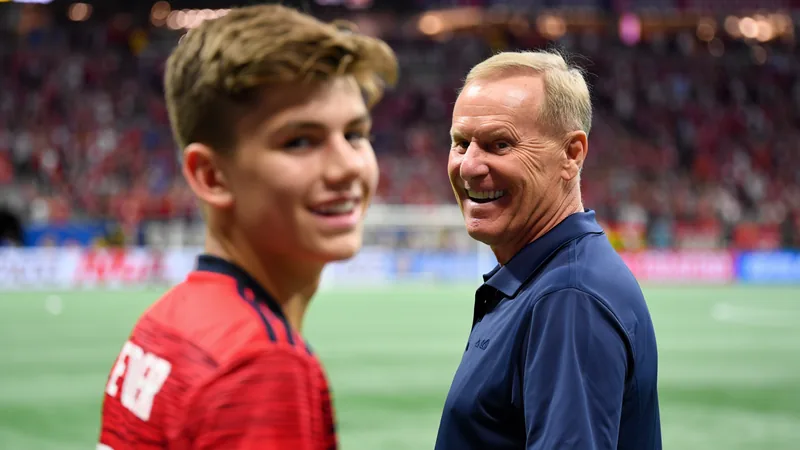 Aficionado inglés recupera sus ahorros tras gastarlos en el Mundial Jacob Allmendinger y su abuelo Geoff Golliker sonriendo en un estadio de fútbol con banderas de Inglaterra de fondo — latest news and analysis.