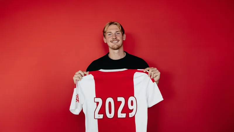 Ajax ficha a Julian Brandt hasta 2029 — Football World Cup News Julian Brandt con la camiseta del Ajax sonriendo en el estadio Johan Cruyff Arena durante su presentación oficial — latest news and analysis.