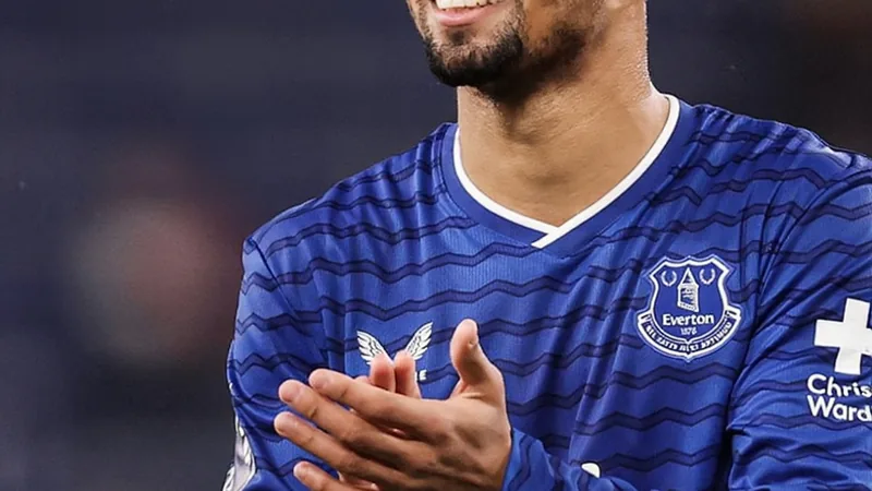 Al Hilal inicia conversaciones para fichar a Iliman Ndiaye del Iliman Ndiaye con la camiseta del Everton durante un partido de la Premier League, celebrando un gol en un estadio lleno de aficionados.