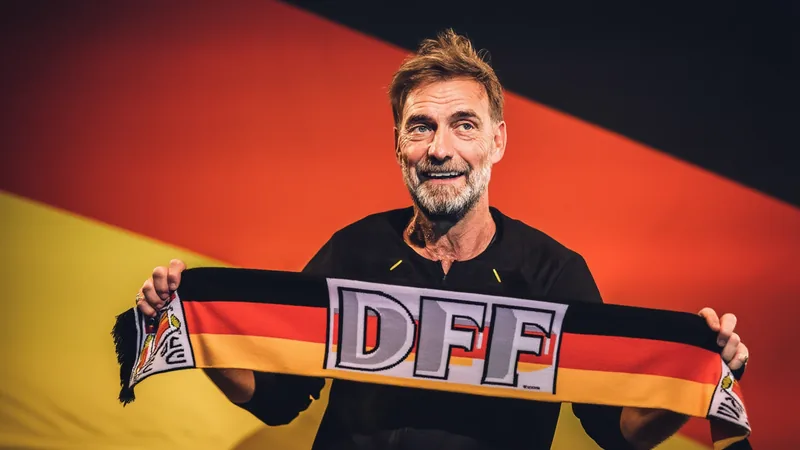 Alemania confirma a Jürgen Klopp como seleccionador — Football World Jürgen Klopp sonriendo con una bufanda de la selección alemana en una rueda de prensa, con el logo de la DFB al fondo — latest news and analysis.