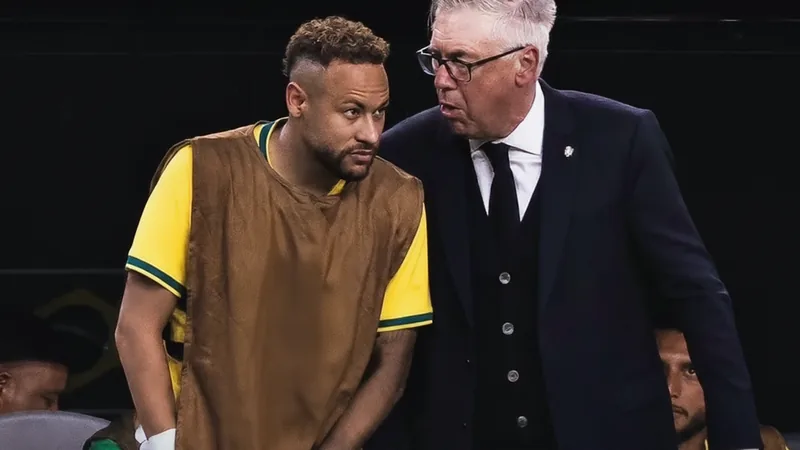 Ancelotti: "Neymar puede jugar 90 minutos y con Vinicius Jr" Carlo Ancelotti sonriendo en una rueda de prensa con el logo del Real Madrid al fondo, junto a imágenes de Neymar y Vinicius Jr en el campo de fútbol.