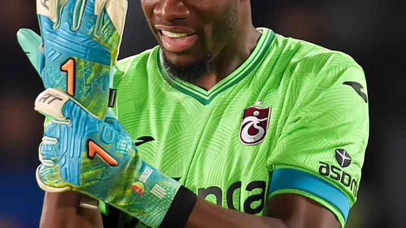 André Onana, entre los diez porteros mejor pagados tras su cesión al André Onana con la camiseta del Trabzonspor, celebrando una parada en un estadio lleno de aficionados turcos. — latest news and analysis.