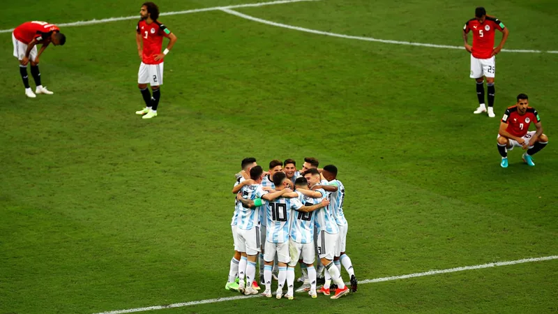 ¿Argentina recibe trato favorable en el Mundial? — Football World Cup Jugadores de Argentina celebrando un gol en el Mundial con la camiseta albiceleste y la multitud de fondo — latest news and analysis.