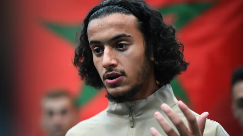 Ayyoub Bouaddi: sin remordimientos por elegir a Marruecos — Football Ayyoub Bouaddi con la camiseta de Marruecos celebrando un gol en un partido internacional, con el estadio de fondo iluminado.