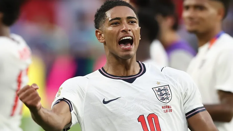 Bellingham lleva a Inglaterra a semifinales en medio del caos Jude Bellingham celebrando su segundo gol con el puño en alto, rodeado de compañeros ingleses bajo la lluvia en el Hard Rock Stadium de Miami.