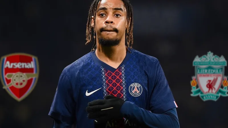Bradley Barcola: Interés de Arsenal, Liverpool y otro club — Football Bradley Barcola con la camiseta del Paris Saint-Germain durante un partido de la Ligue 1, corriendo con el balón controlado.
