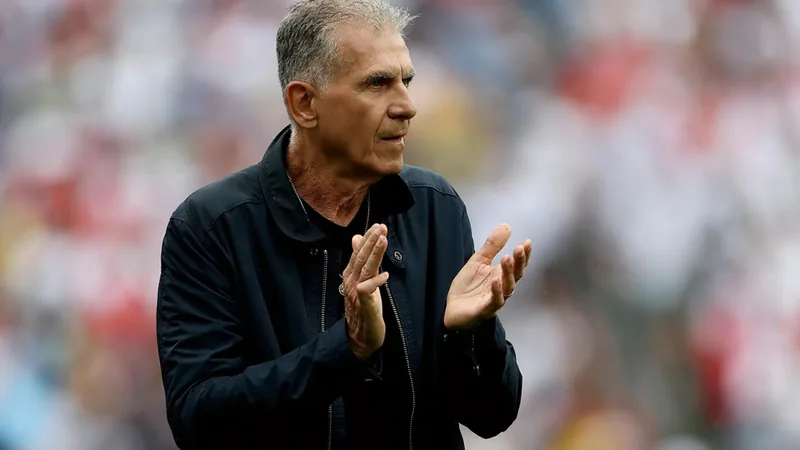 Carlos Queiroz deja Ghana tras Mundial 2026 — Football World Cup News Carlos Queiroz, entrenador portugués de 73 años, con traje y gafas, dirigiendo a la selección de Ghana en un partido del Mundial 2026, con el estadio