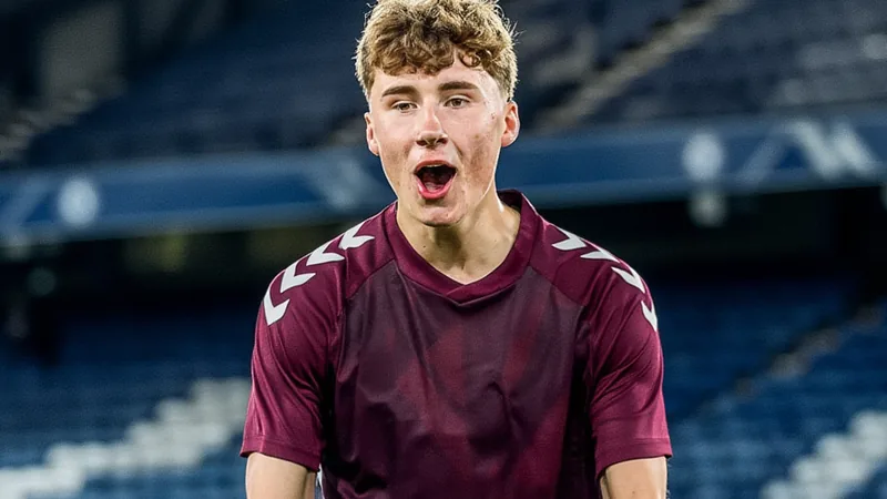 Chelsea ficha a Alfie Osborne, joven central escocés — Football World Joven futbolista con camiseta del Chelsea posando con un balón en el campo de entrenamiento de Stamford Bridge — latest news and analysis.