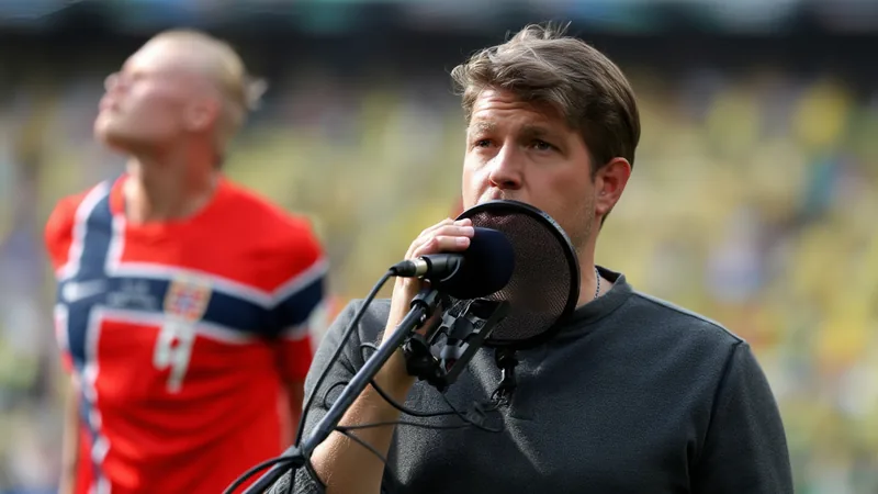 Christian Vieri elogia a Erling Haaland en el FIFA Podcast — Football Christian Vieri y Erling Haaland en el estudio del FIFA Podcast, con micrófonos y auriculares, sonriendo mientras conversan.
