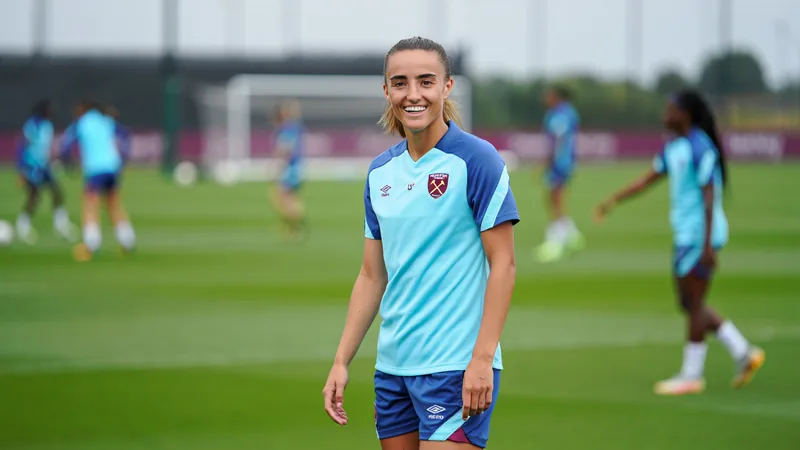 Laia Codina con la camiseta del West Ham posando en el estadio London Stadium durante su presentación oficial. — latest news and analysis.